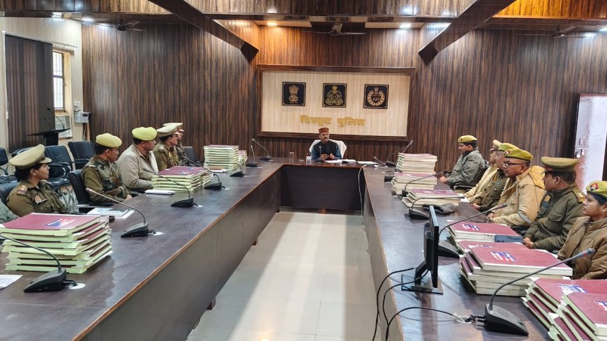 पुलिस मुख्यालय से मिशन शक्ति केन्द्र के सम्बन्ध में जारी मानक संचालन प्रक्रिया(SOP) के सफल क्रियान्वयन हेतु पुलिस अधीक्षक चित्रकूट की अध्यक्षता में पुलिस कार्यालय स्थित राघव प्रेक्षागार में जनपद के समस्त थानों के मिशन शक्ति केन्द्र प्रभारियों व कर्मियों के साथ गोष्ठी आयोजित की गयी।