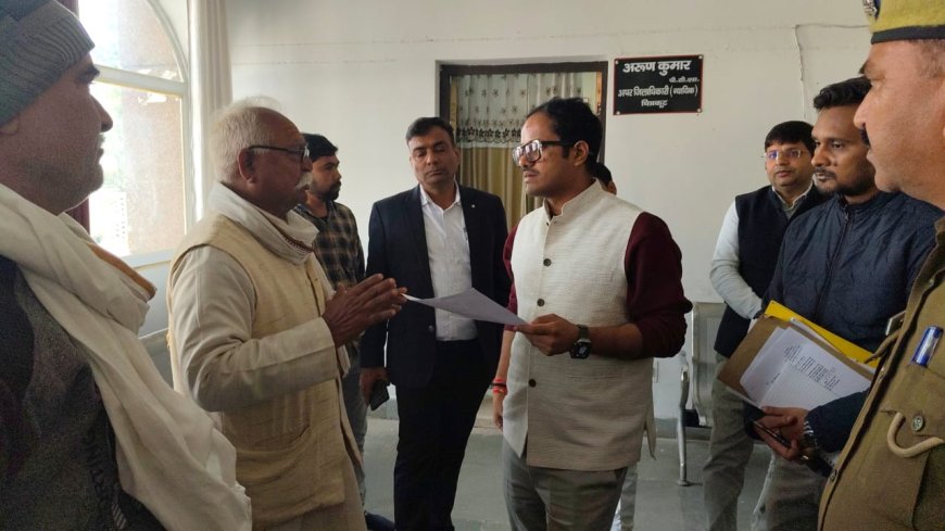 जिलाधिकारी  पुलकित गर्ग द्वारा चैंबर में जनसुनवाई के बाद अपने चैंबर से बाहर निकल कर जन सामान की जनसुनवाई किये।