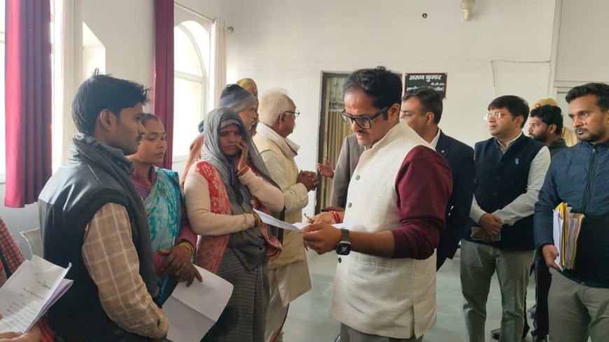 जिलाधिकारी  पुलकित गर्ग द्वारा चैंबर में जनसुनवाई के बाद अपने चैंबर से बाहर निकल कर जन सामान की जनसुनवाई किये।