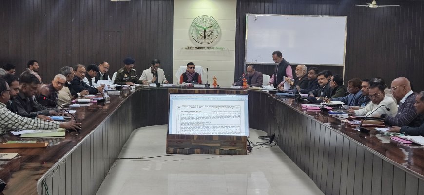 मंडलायुक्त चित्रकूट धाम मंडल बांदा /नोडल अधिकारी जनपद चित्रकूट  की अध्यक्षता में विकास कार्यों एवं कानून व्यवस्था की बैठक कलेक्ट्रेट सभागार में संपन्न हुई।