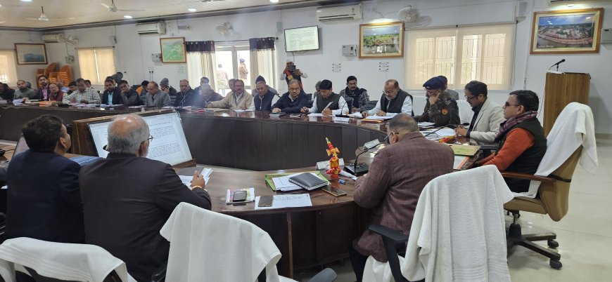 मंडलायुक्त चित्रकूट धाम मंडल बांदा /नोडल अधिकारी जनपद चित्रकूट  की अध्यक्षता में विकास कार्यों एवं कानून व्यवस्था की बैठक कलेक्ट्रेट सभागार में संपन्न हुई।