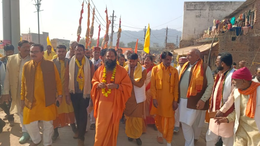 गायत्री परिवार ने  धर्मनगरी में निकाली भब्य  कलश यात्रा --6 किलोमीटर लंबी यात्रा में  उमड़ा आस्था का जन सैलाब