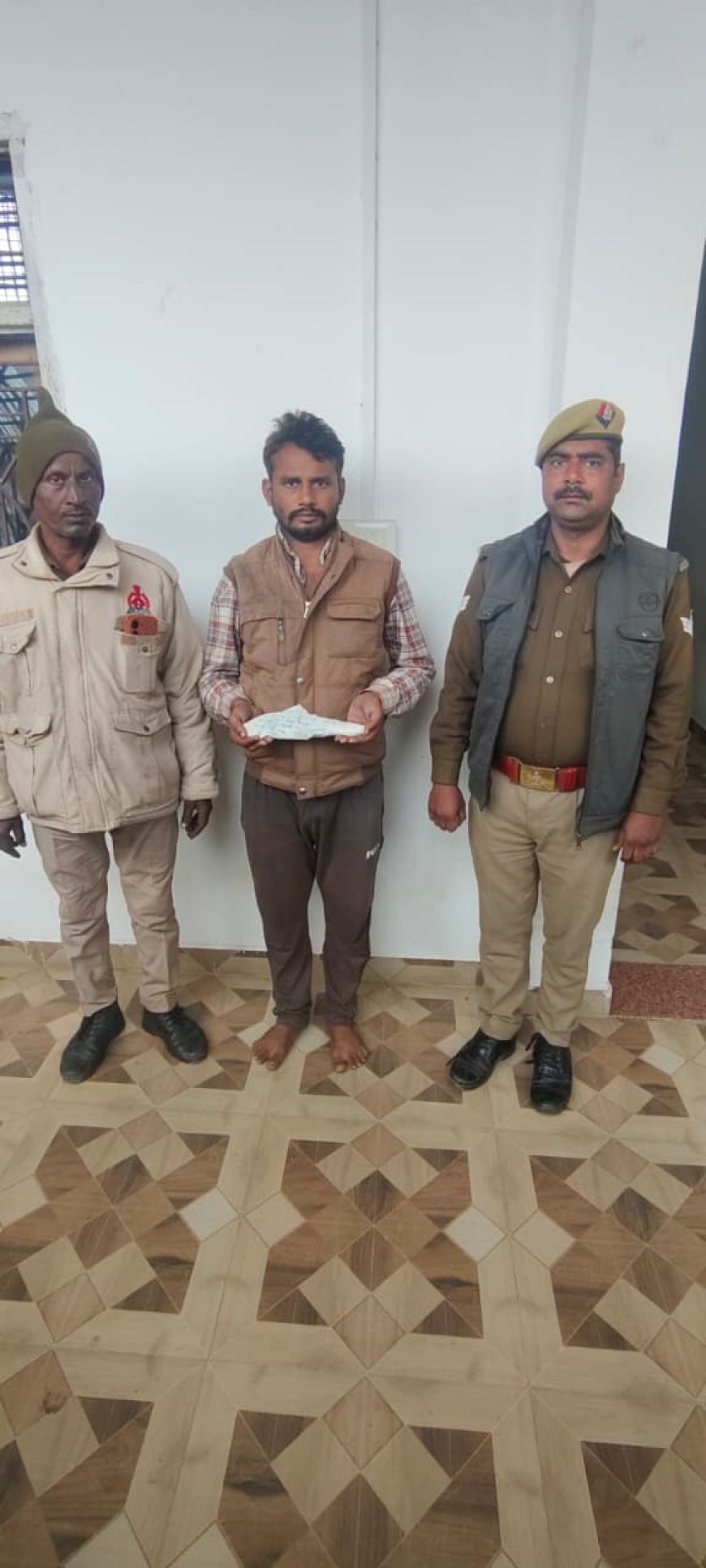 थाना सरधुवा पुलिस ने 01 अभियुक्त को 01 अदद अवैध देशी तमंचा व 02 अदद जिंदा कारतूस के साथ गिरफ्तार किया