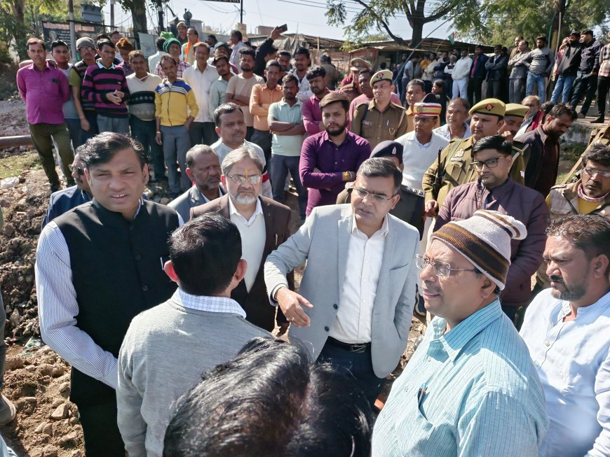 शहर के निर्माणाधीन शहजाद पुल पर आवागमन की समस्या को लेकर गंभीर दिखे जिलाधिकारी