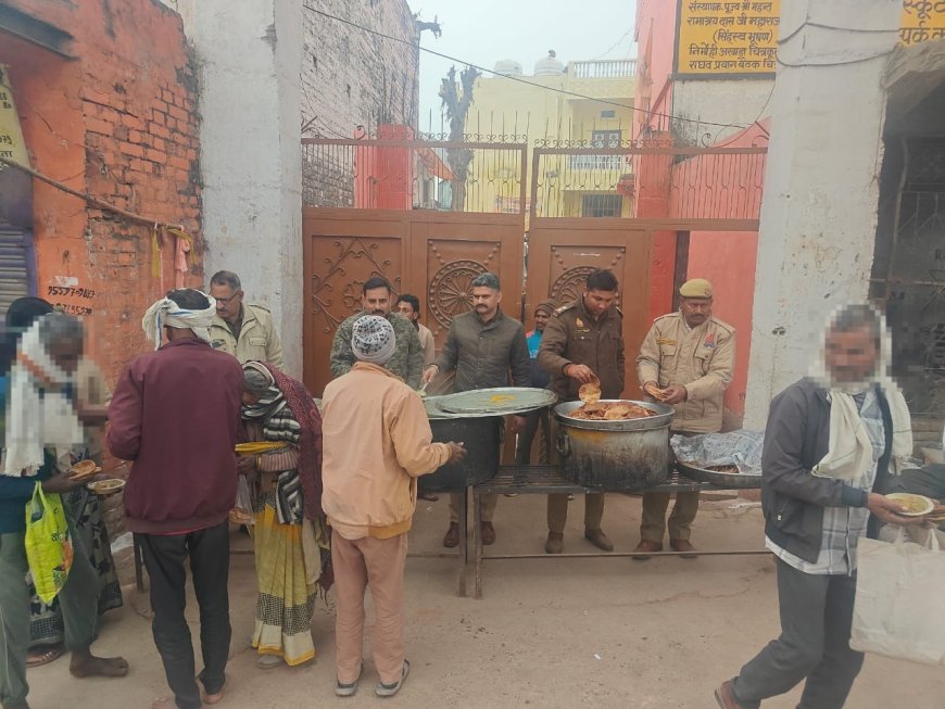 चित्रकूट पुलिस ने पौष मास अमावस्या मेले में आये हुये श्रद्धालुओं को पूड़ी सब्जी वितरित किया