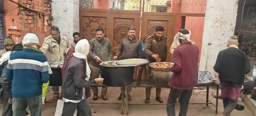 चित्रकूट पुलिस ने पौष मास अमावस्या मेले में आये हुये श्रद्धालुओं को पूड़ी सब्जी वितरित किया