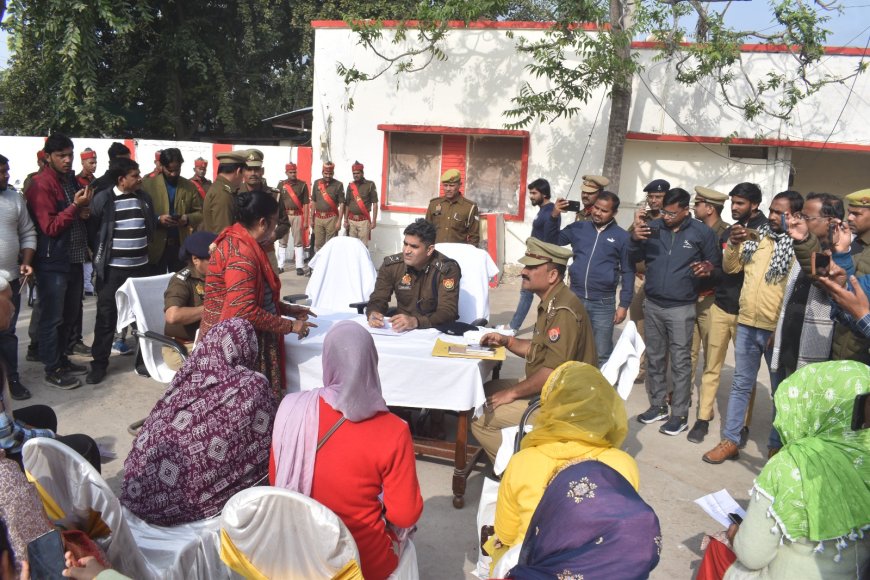 दो दिवसीय दौरे पर कानून व्यवस्था को परखने आये झांसी आईजी कोतवाली उरई का भी गहन निरीक्षण किया आकाश कुलहरि आईजी झांसी ने