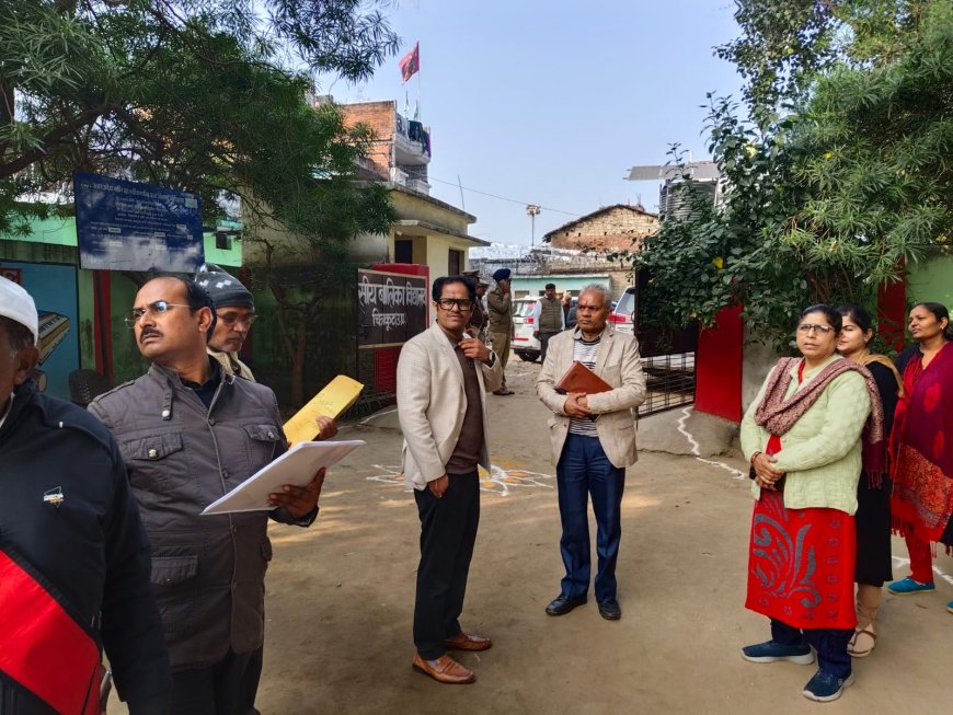 जिलाधिकारी  एवं पुलिस अधीक्षक  द्वारा विकासखंड मानिकपुर स्थित कस्तूरबा गांधी बालिका आवासीय छात्रावास/विद्यालय का संयुक्त रूप से निरीक्षण किया गया।