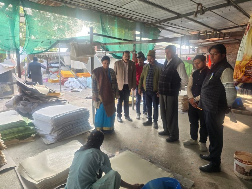 वित्त विभाग की निदेशक ने हाथ कागज बनाने की विधि समझी