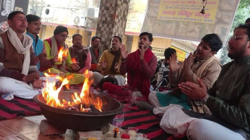 अधिकारियों के बुद्धि शुद्धि के लिए विकास भवन के मंदिर में हुआ हवन