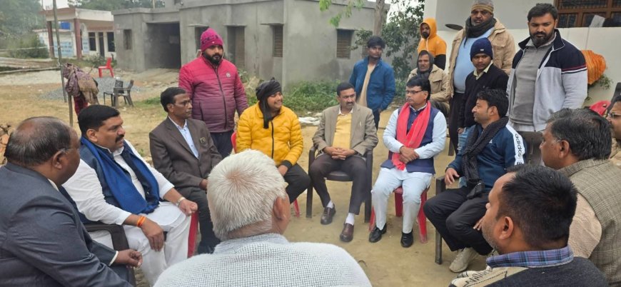 प्रहलाद सिंह के निधन पर पूर्व कैबिनेट मंत्री अरविंद कुमार सिंह गोप किशुनपुर पंहुच कर दुख ब्यक्त किया