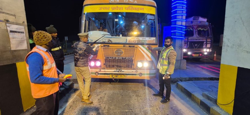 यातायात पुलिस ने कोहरे आदि के दृष्टिगत रखते हुए बीघाखेत टोल प्लाजा पर व्यावसायिक वाहनों में रेट्रो रिफ्लेक्टिव टेप चस्पा किए