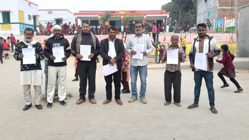 बदोसरांय के प्राथमिक विद्यालय व उच्च विद्यालय में वोटर लिस्ट चस्पा की गयी