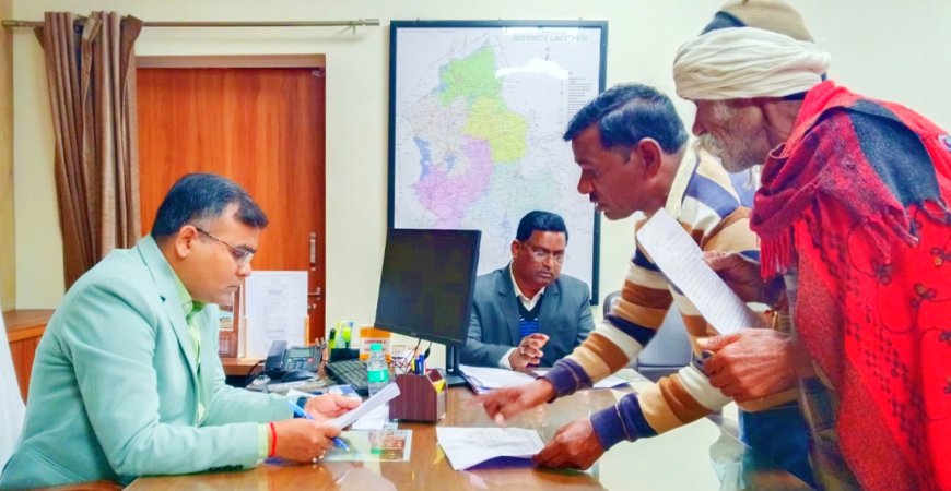 जिलाधिकारी सत्य प्रकाश की कुशल कार्यशैली से जनपद के ग्रामीण अंचलों व दूरदराज से आये फरियादियों को मौके पर ही मिल रहा उनकी समस्या का समाधान