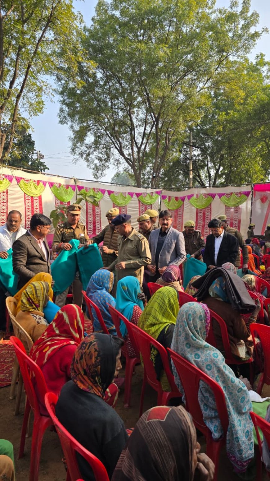 इण्टरनेशनल पायनियर्स क्लब ने पुलिस अधीक्षक चित्रकूट  अरुण कुमार सिंह" की अध्यक्षता में थाना- बहिलपुरवा , मानिकपुर अन्तर्गत सास-बहू महिला चौपाल लगाकर जागरूक करने के साथ-साथ कम्बल व साडी़ वितरण कार्यक्रम किया गया....