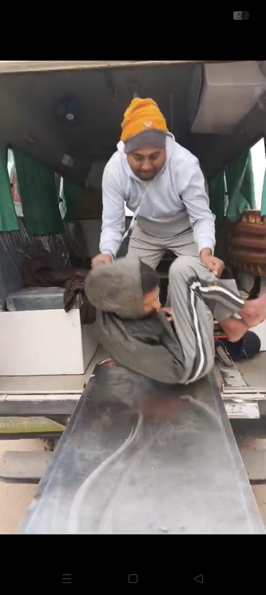 सड़क किनारे बेहोश युवक को रेडक्रॉस सदस्य ने की मदद