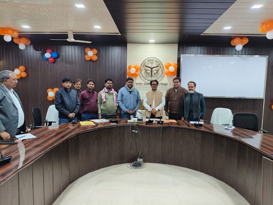 जिलाधिकारी की अध्यक्षता में एक जनपद एक उत्पाद (ओडीओपी) योजना के अंतर्गत उत्पादों का निर्माण करने वाले हस्तशिल्पियों के साथ कलेक्ट्रेट सभागार में समीक्षा बैठक आयोजित की गई।