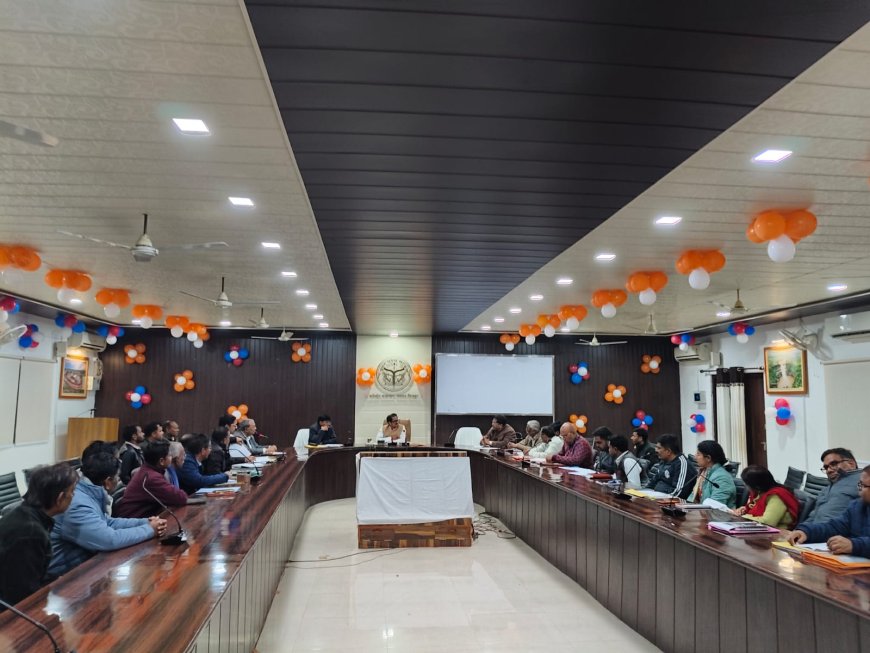 जिलाधिकारी की अध्यक्षता में एक जनपद एक उत्पाद (ओडीओपी) योजना के अंतर्गत उत्पादों का निर्माण करने वाले हस्तशिल्पियों के साथ कलेक्ट्रेट सभागार में समीक्षा बैठक आयोजित की गई।