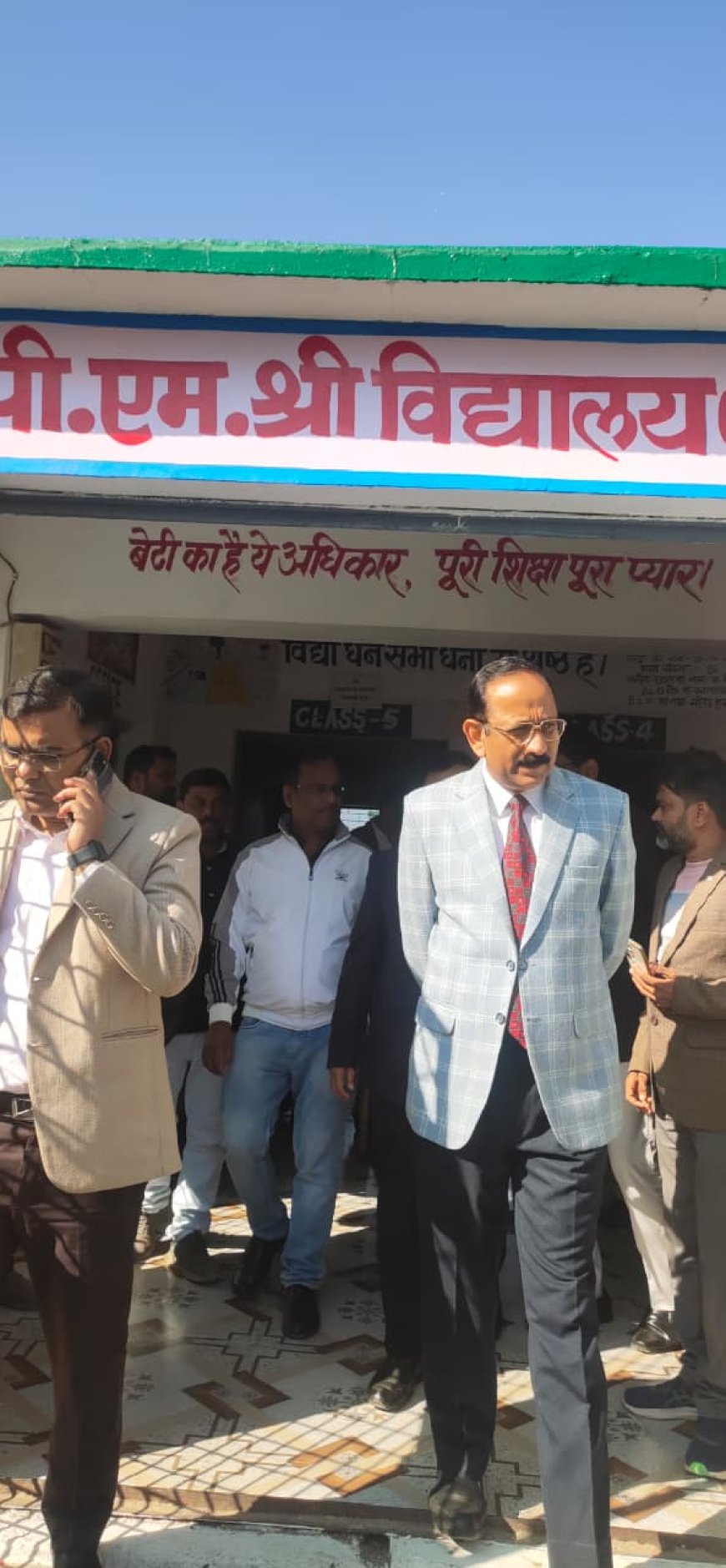 मंडलायुक्त द्वारा पीएम श्री व आश्रम पद्धति विद्यालय का निरीक्षण