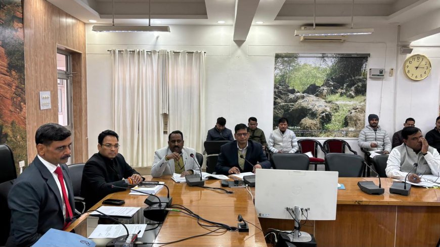 हाइवे/सड़क पर न खड़े हो वाहन -मण्डलायुक्त  मण्डलायुक्त ने मण्डलीय सड़क सुरक्षा समिति की बैठक में दिया आवश्यक दिशा निर्देश  कोहरे को देखते हुए सभी व्यवसायिक वाहनों पर लगवाये जाये रेट्रो रिफ्लेक्टिव टेप