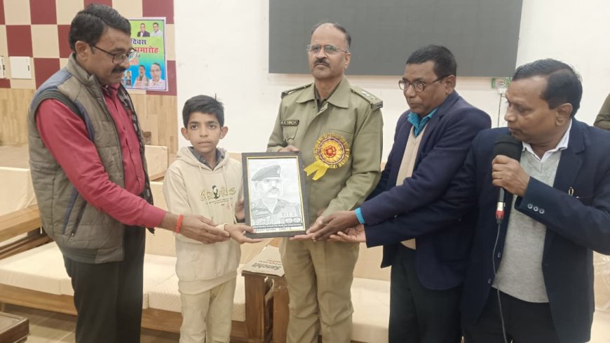 राष्ट्रीय एकता दिवस प्रतियोगिता की  टॉपर छात्रा खुशी पांडेय को पुलिस अधीक्षक ने किया पुरस्कृत