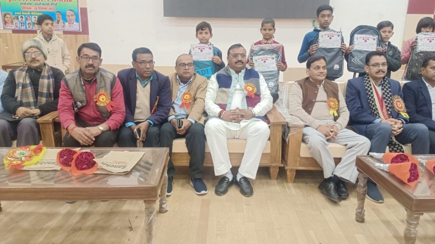 राष्ट्रीय एकता दिवस प्रतियोगिता की  टॉपर छात्रा खुशी पांडेय को पुलिस अधीक्षक ने किया पुरस्कृत