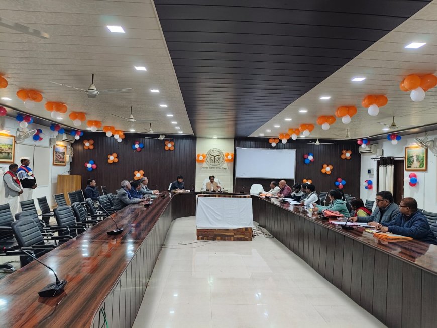 जिलाधिकारी  पुलकित गर्ग की द्वारा प्रधानमंत्री फसल बीमा योजना की समीक्षा बैठक की गयी