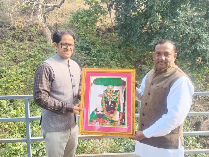 सांस्कृतिक एवं शहरी कायाकल्प व अवस्थापना सम्बन्धी पर्यटन विकास कार्य, कामदगिरि महाआरती स्थल का पर्यटन विकास , कामदगिरी परिक्रमा मार्ग पर स्थित कुण्ड के सौन्दर्थीकरण आदि के कायों का स्थलीय निरीक्षण किया गया।