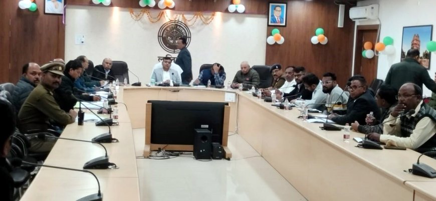 सड़क हादसों में कमी लाएं गोल्डन आवर में घायलों को तत्काल पहुंचाएं अस्पताल डीएम