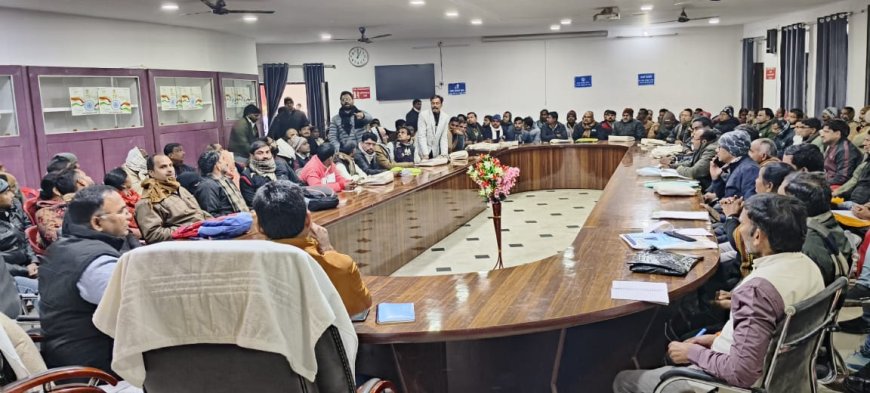 तहसील के पारिजात सभागार में तहसीलदार बालेन्दु भूषण वर्मा की अध्यक्षता मे बी एल ओ की बैठक हुई