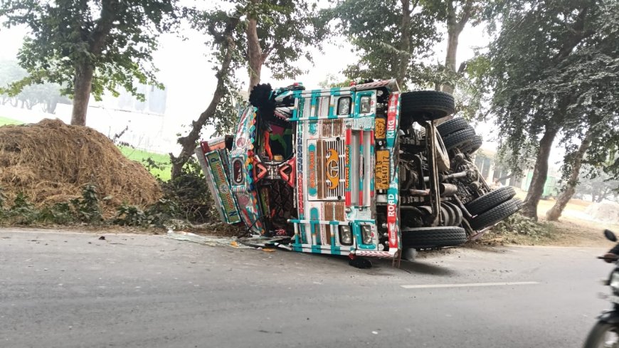 रामनगर बदोसरांय टिकैत नगर मार्ग पर ट्रक पल्टा ड्राइवर खलासी हुए चोटिल