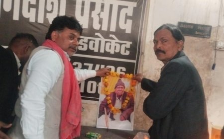 कलेक्ट्रेट कचेहरी में स्वर्गीय रामदुलारे रावत की जयंती मनाई गई