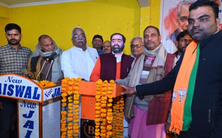 प्रदेश के खादय रसद राज्य मंत्री सतीश चन्द्र शर्मा ने टिकैत नगर में विभिन्न परियोजनाओं का लोकार्पण किया और गरीबों को कम्बल वितरित किए