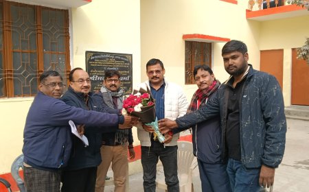 सहायक विकास अधिकारी पंचायत मनोज मिश्रा को पुष्प गुच्छ भेंट कर नववर्ष की शुभकामनाएं दी गई