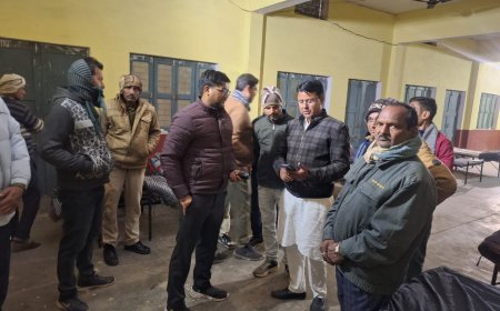 कड़ाके की ठंड में सड़कों पर सो रहे लोगों को रैन बसेरों में ले गई नगर पालिका की टीमें