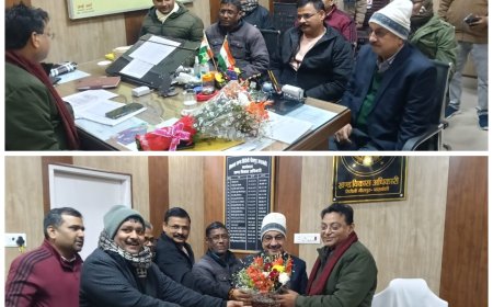 ग्राम विकास अधिकारी संघ सिरौलीगौसपुर के पदाधिकारियों ने खंण्ड विकास अधिकारी संजीव गुप्ता को पुष्प गुच्छ भेंट कर सम्मान किया