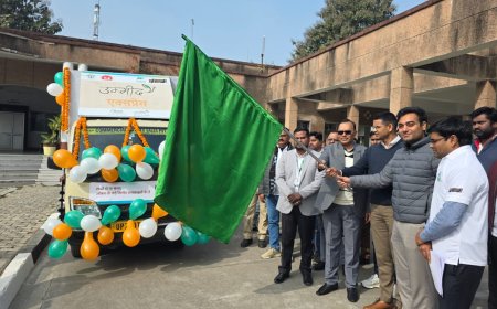 परिवार नियोजन जागरूकता हेतु ‘उम्मीद एक्सप्रेस’ को डीएम ने हरी झंडी दिखाकर किया रवाना