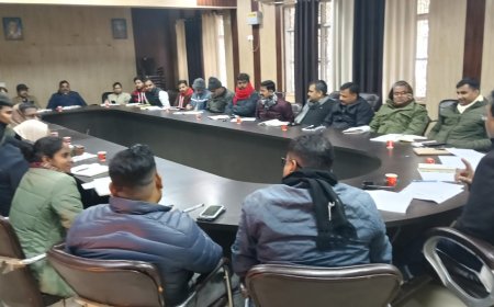 ब्लॉक सभागार में बी डी ओ की अध्यक्षता में विकास कार्यों की समीक्षा बैठक हुई