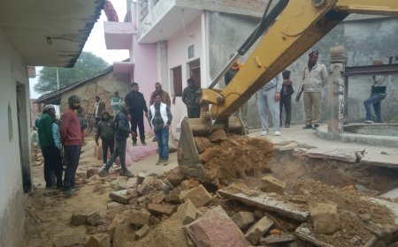 मऊ में उप जिलाधिकारी ने हटवाया अतिक्रमणः शिवपुर गांव में संकरे रास्ते को चौड़ा करने का अभियान