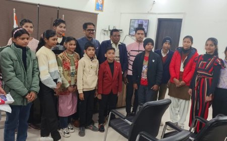 राष्ट्रीय एकता दिवस की प्रतियोगिताओं में उत्कृष्ट स्थान पाने वाले बच्चों को डीएम ने किया पुरस्कृत