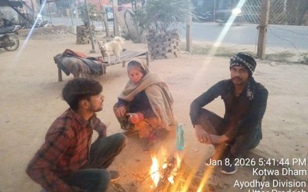 राजस्व प्रशासन सिरौलीगौसपुर ने कोटवा धाम चौराहे पर अलाव जलवा कर ग्रामीणों को ठंण्ड से राहत पंहुचाई