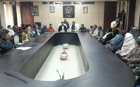 उपजिलाधिकारी ज्वाइंट मजिस्ट्रेट तेजस के ने ब्लाक सभागार में फार्मर रजिस्ट्री एंव आयुष्मान कार्ड के सम्बंध में बैठक किया