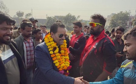 मरकामऊ में गौरी कांत दीक्षित ने किक्रेट टूर्नामेंट का उदघाटन किया