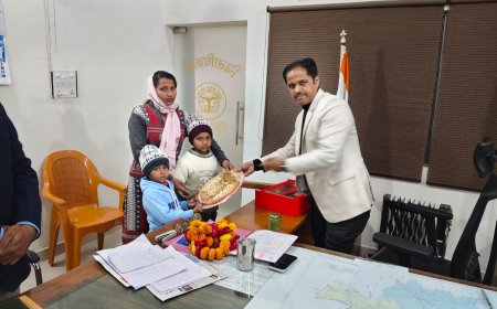 चित्रकूट में कार्यरत रहे  लवकुश सोनी, कम्प्यूटर ऑपरेटर की सड़क दुर्घटना में आकस्मिक मृत्यु होने के पश्चात जिला प्रशासन, द्वारा उनके परिवार की आर्थिक मदद की गई