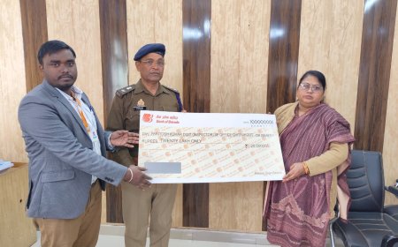 स्व0 निरीक्षक के परिवारीजन को बैंक ऑफ बडौदा के पुलिस सैलरी पैकेज के तहत 20 लाख रुपए का चेक प्रदान किया गया।