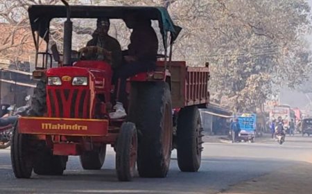 रात के अंधेरे में चल रहा था बालू का खेल, वन विभाग का अचानक छापा—कनहर नदी किनारे ट्रैक्टर जब्त, मचा हड़कंप