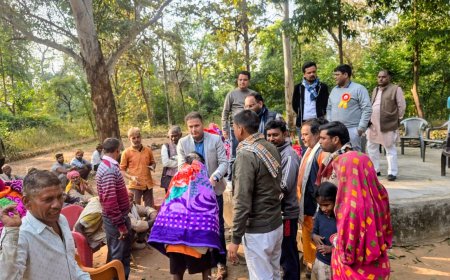 स्वर्गीय वासुदेव अग्रवाल की पुण्य स्मृति में वनवासियों को बांटे गए कंबल