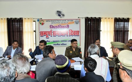 जिलाधिकारी ने सुनी जनता की समस्याये, और कराया निस्तारण