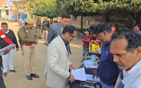 जिला निर्वाचन अधिकारी ने किया मतदेय स्थलों का औचक निरीक्षण; मतदाता सूची के पुनरीक्षण कार्यों का लिया जायजा