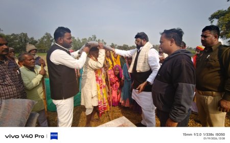 ग्रामीणों को नरेंद्र सिंह कुशवाहा पुर्व सांसद द्वारा कंबल वितरण किया गया